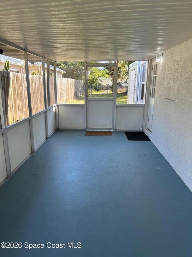 Building Photo - 1915 S Park Ave