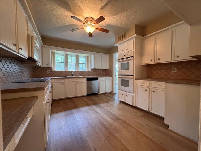 Building Photo - 8210 Hollyleaf Dr