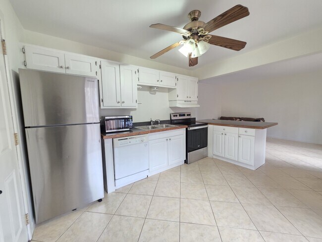 Building Photo - 13 Sailors Way