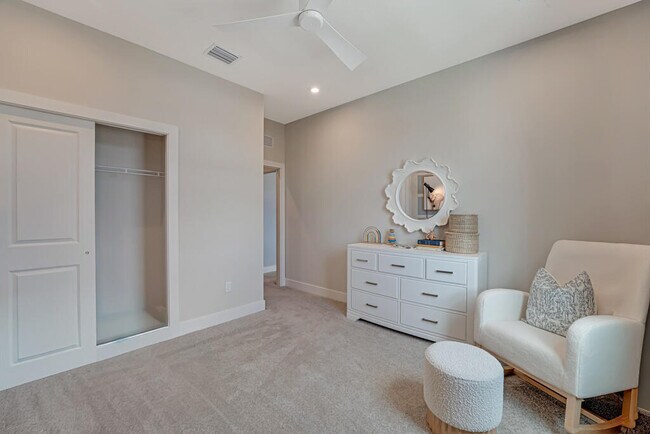 Building Photo - 925 SW Pr Ave