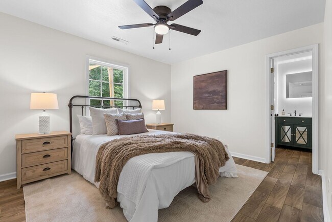 Building Photo - Forest Park