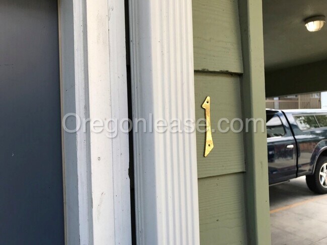 Building Photo - Blocks from UO! 2 bedroom 1 bath with in u...