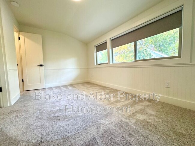 Building Photo - 3556 NE Sandy Blvd