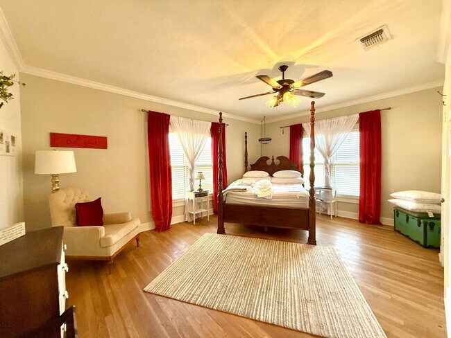 Building Photo - Furnished Short Term Rental