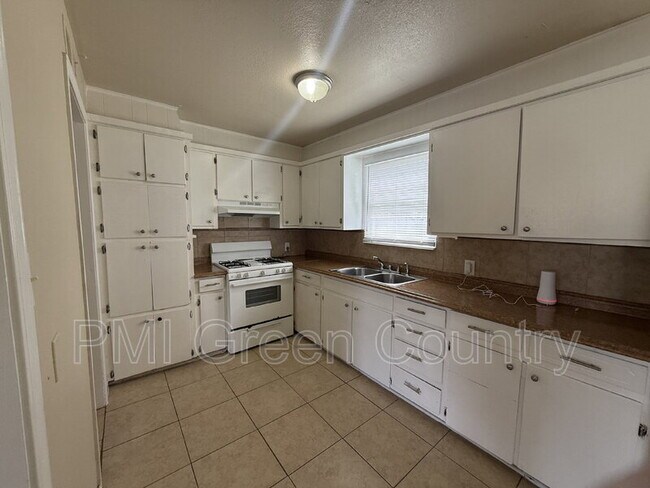 Building Photo - 334 W 63rd Pl N