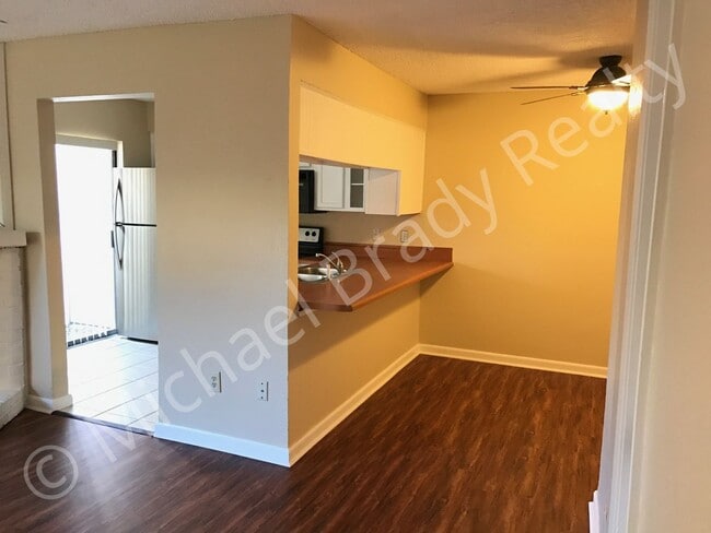 Building Photo - Move in Special! One Bedroom Condo! Rent o...