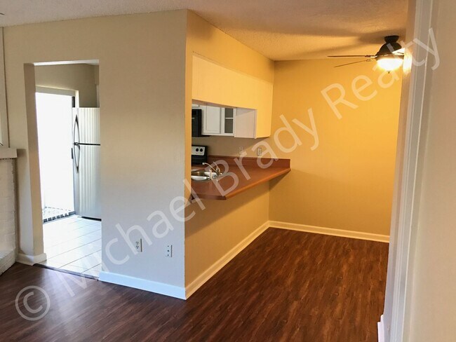 Building Photo - One Bedroom Condo!