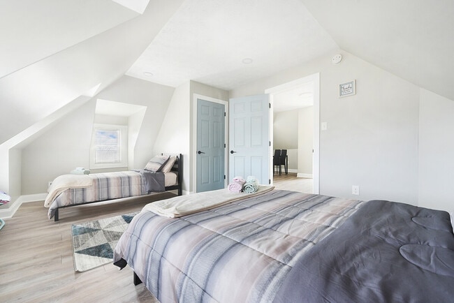 Building Photo - 444 Oneida St