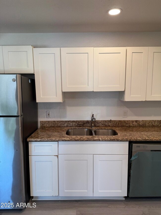 Building Photo - 2536 W Morten Ave