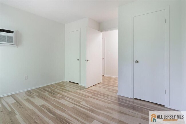 Building Photo - 174 Amberly Dr