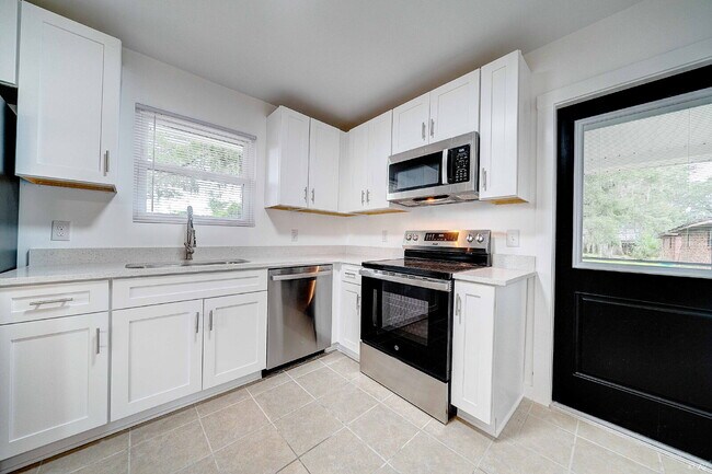 Building Photo - FRESHLY RENOVATED 2 Bed apartment in Lynn ...