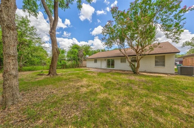 Building Photo - 2112 Walnut Ln