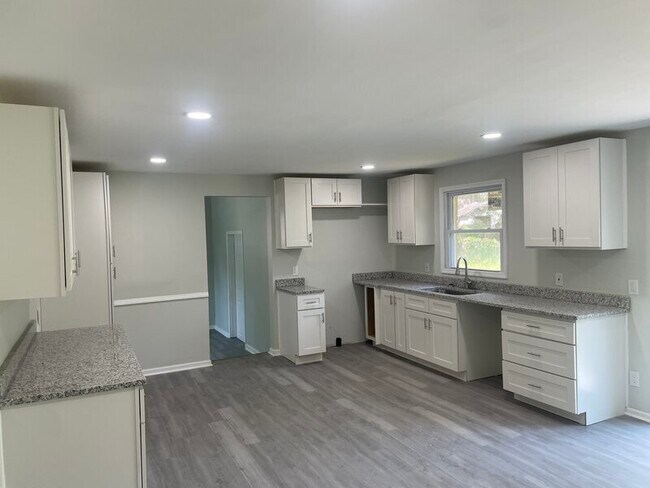 Building Photo - 32 King Arthur Ct