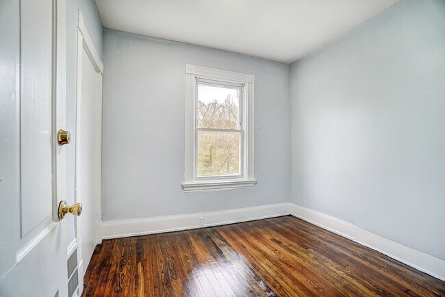Building Photo - 870 Rockdale Ave