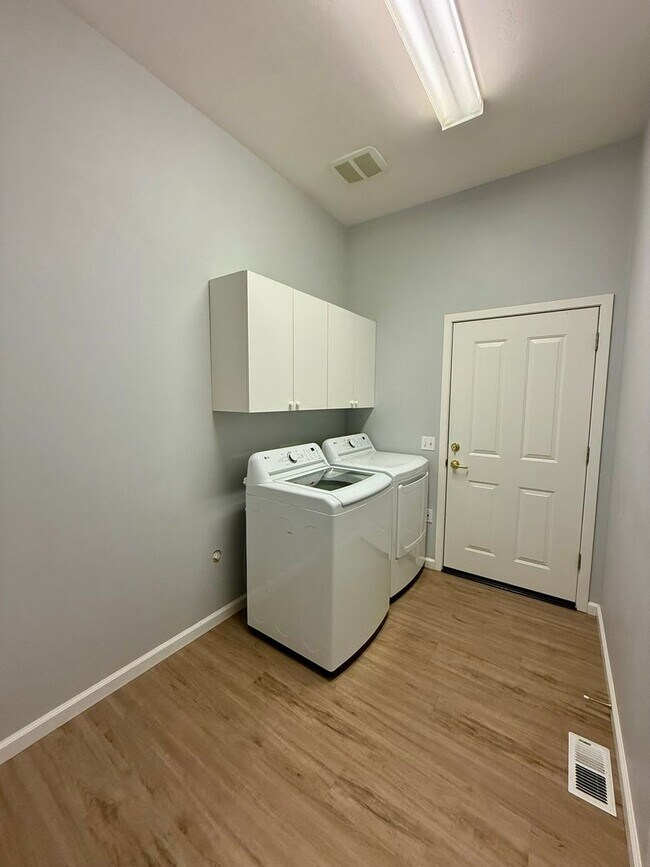 Building Photo - Single Level Cresent Meadows Home