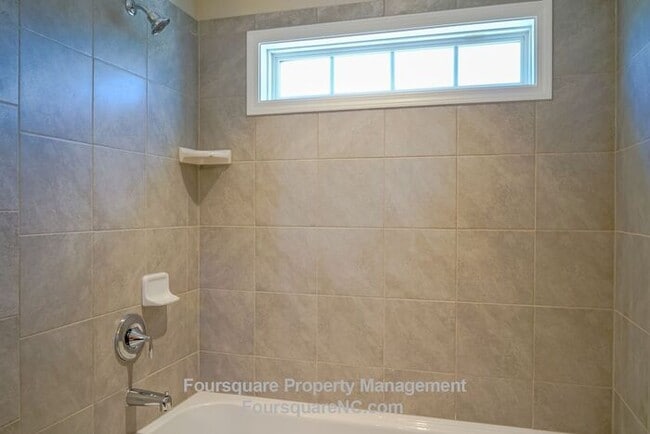 Building Photo - Townhome | First Floor Bonus Room | Single...