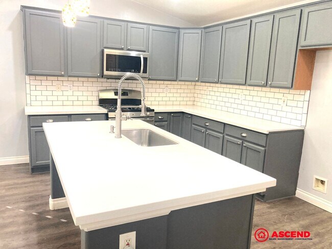 Building Photo - Beautiful 4 Bedroom Home in the Southwest!