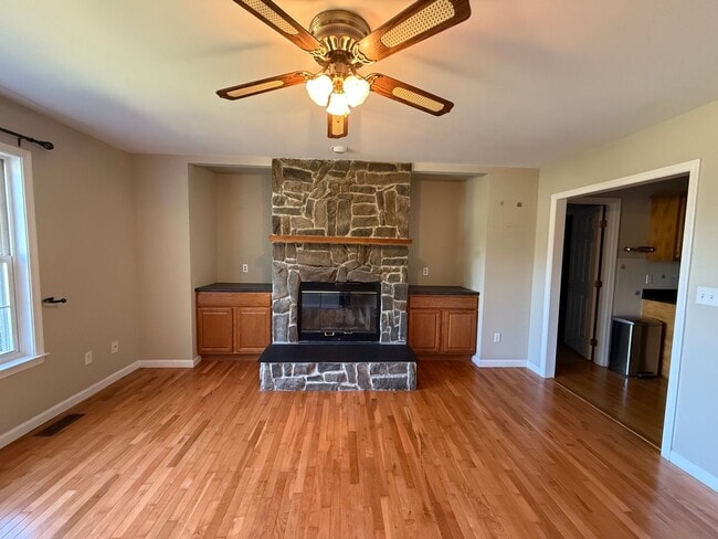 Building Photo - 1721 Honeysuckle Ln