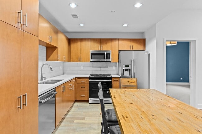 Building Photo - Stunning Modern Luxury 3BD/2BA Condo in Ma...