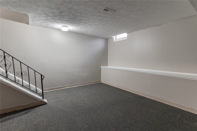 Building Photo - 17 Chartwell Ct