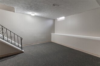 Building Photo - 89 Chartwell Ct