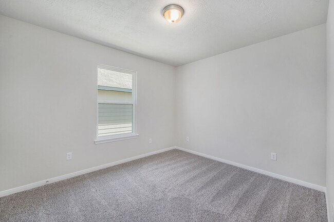 Building Photo - 4 Bedroom- Like New Home in Sterling Ridge...