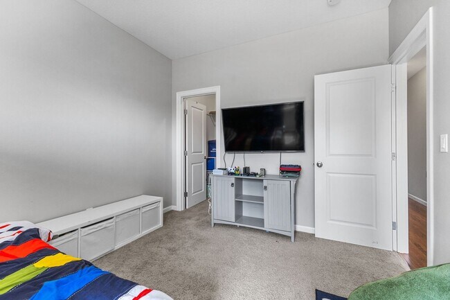 Building Photo - 5-bed, 3-bath Home in Scenic West Salem