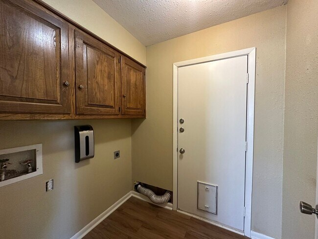Building Photo - Charming 3 Bedroom in Flint!