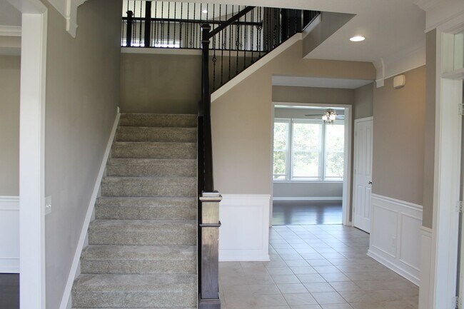 Building Photo - Absolutely Gorgeous 5 BR Estate Home in Br...