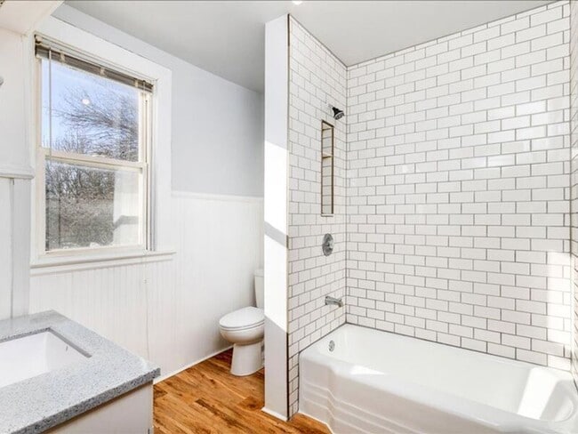 Building Photo - 520 1/2 W Bucyrus St- TOP FLOOR