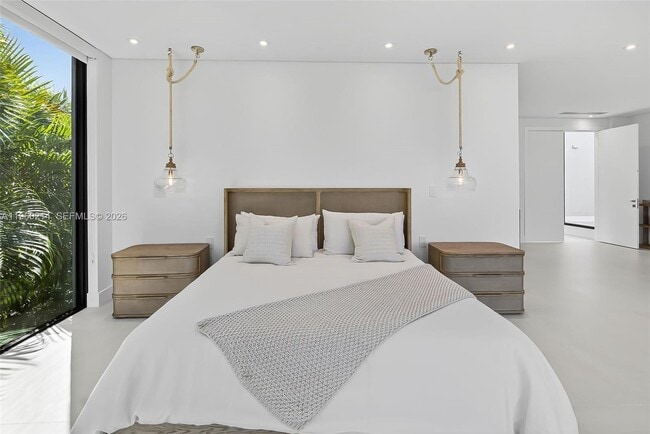 Building Photo - 620 Solar Isle Dr