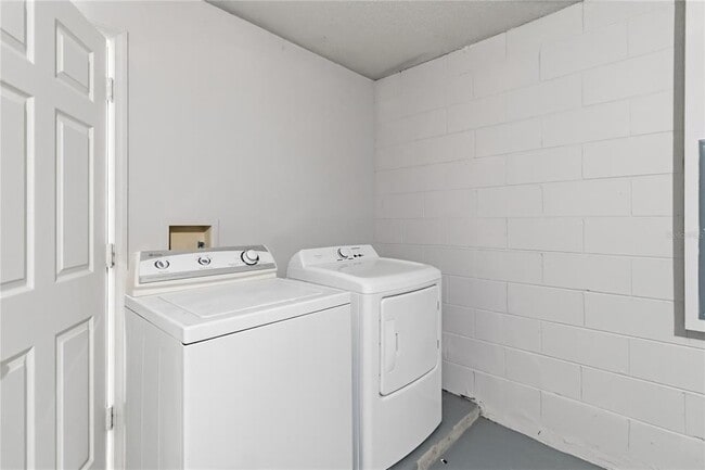 Building Photo - 210 Pine Cone Dr