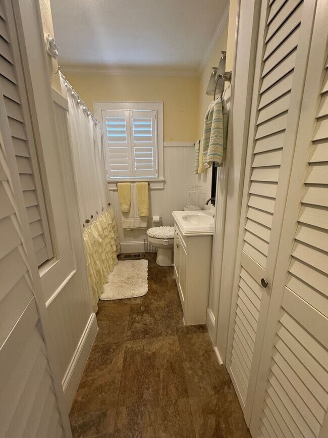 Building Photo - Knoxville 37917 - 2 bedroom, 1 bath - call Lisa Vineyard 865-216-9334