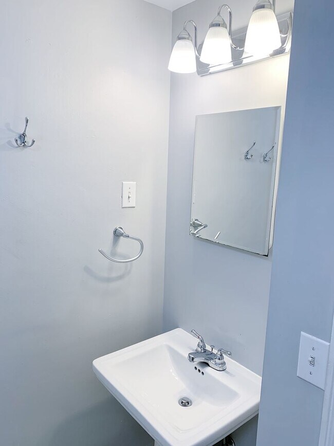 Building Photo - 3 Bedrooms 2 Full Bathrooms with fenced in...