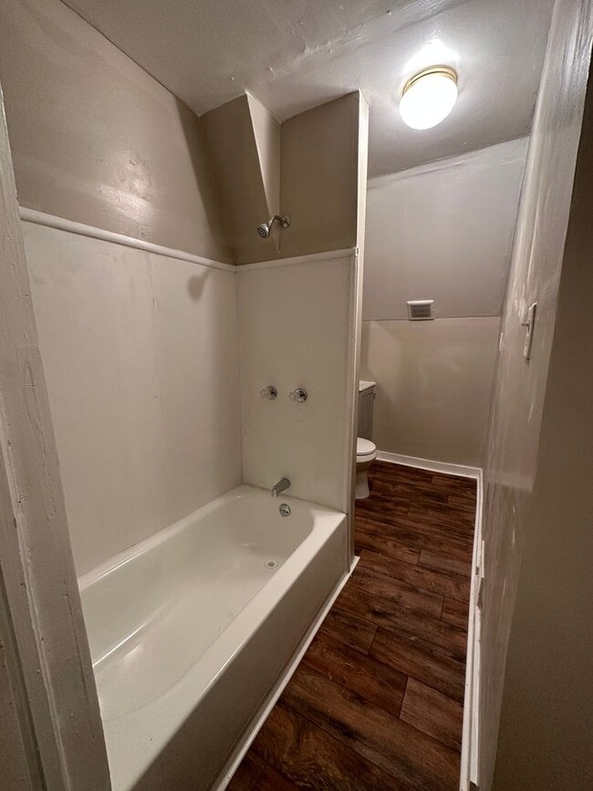 Building Photo - Spacious 5-Bedroom Home with 2 Full Baths, Freshly Rehabbed, Ready to rent