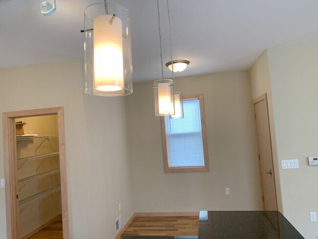 Building Photo - Bayview 2-bedroom loft style house, hardwood floors, AC, parking, fireplace