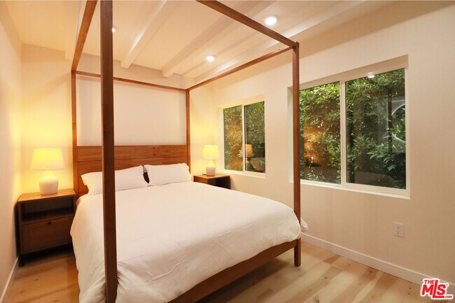 Building Photo - 9042 Phyllis Ave