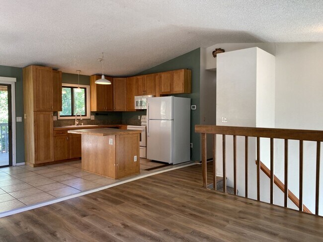 Building Photo - STUDENTS WELCOME! 4 Bed 3 Bath Home in West Ft Collins w/ Garage and Fenced Yard - Lawn Care Incl...