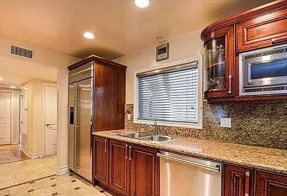 Kitchen - 1828 Glendon Ave