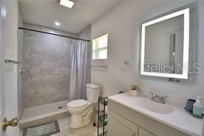 Building Photo - 2405 Roslyn Ln