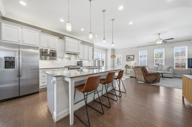 Building Photo - 1824 Hazelwood Rd