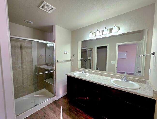 Building Photo - Charming 3 bedroom Townhome