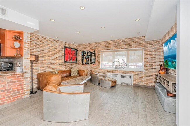 Building Photo - 3567 Shore Pkwy