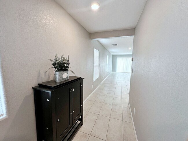 Building Photo - 4 BEDROOM + LOFT HOME IN GATED COMMUNITY