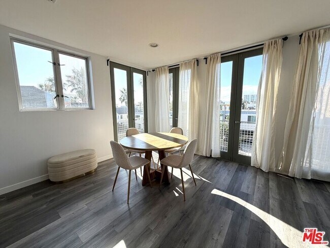 Building Photo - 46 Rose Ave