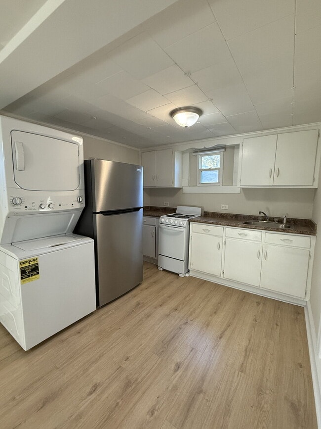Building Photo - "Charming 1-Bedroom Apartment in a 4-unit ...