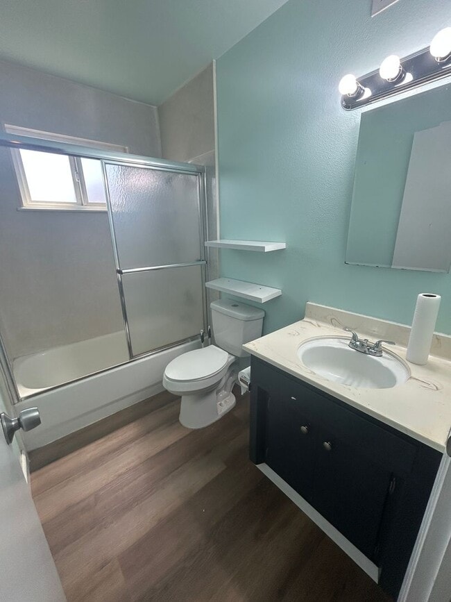 Building Photo - 3 bedroom 2 bath move in ready in Lemoore ...