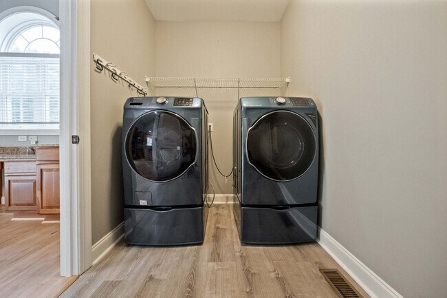 Building Photo - Gorgeous 4br/3ba Two Story House w/ Fully Fenced Backyard!