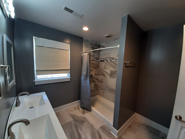 Building Photo - 234 Santa Monica Blvd