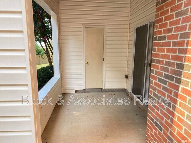 Building Photo - 2110 Breezeway Dr